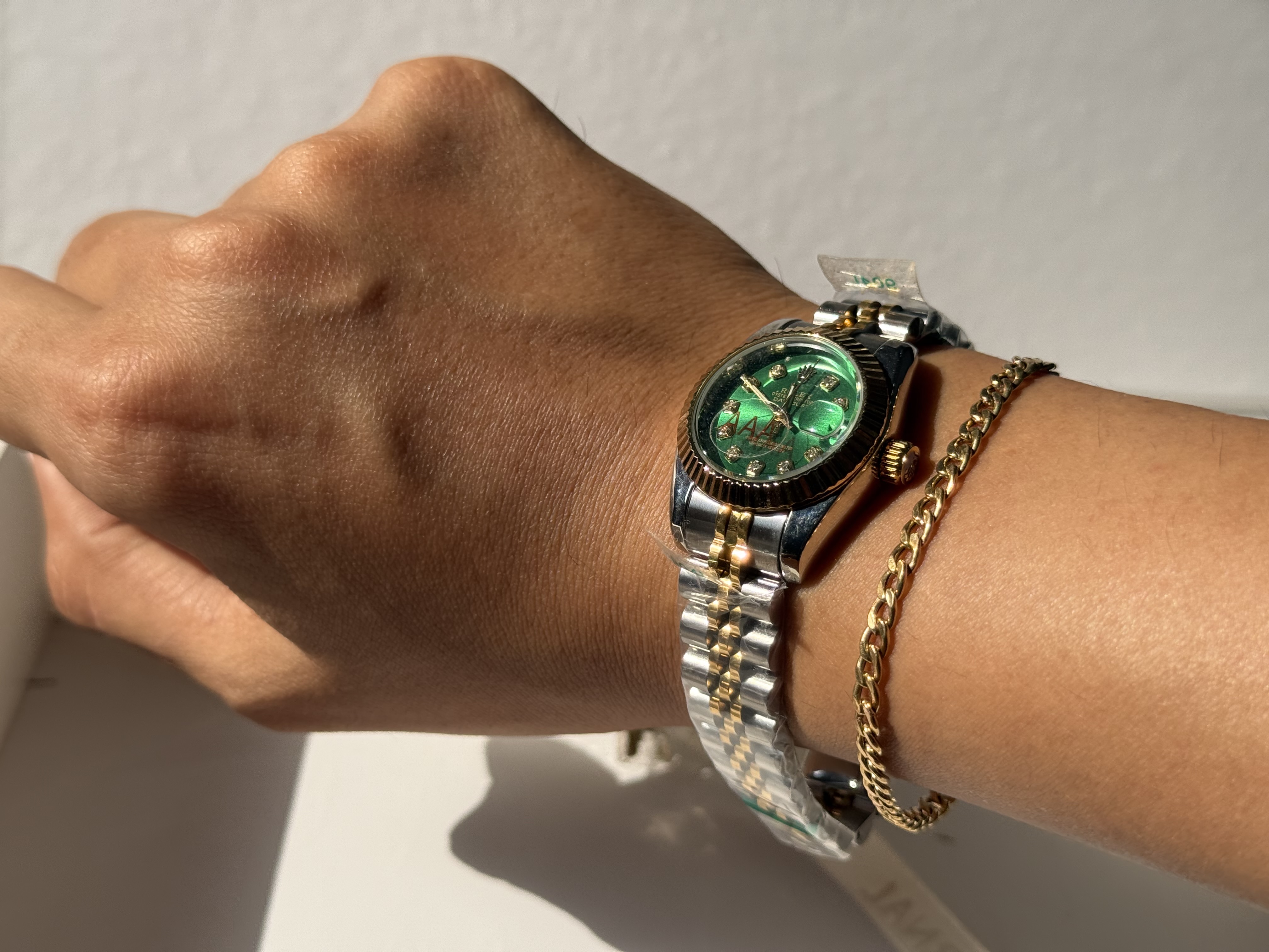 ساعت مچی زنانه رولكس ROLEX ضداب رنگ ثابت آرام گردتاريخ دار داراى قفل اصلى كيفيت عالى